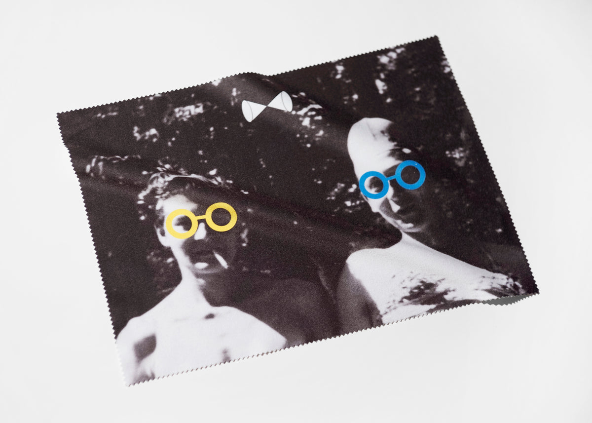EYEWEAR CLOTH_At pool