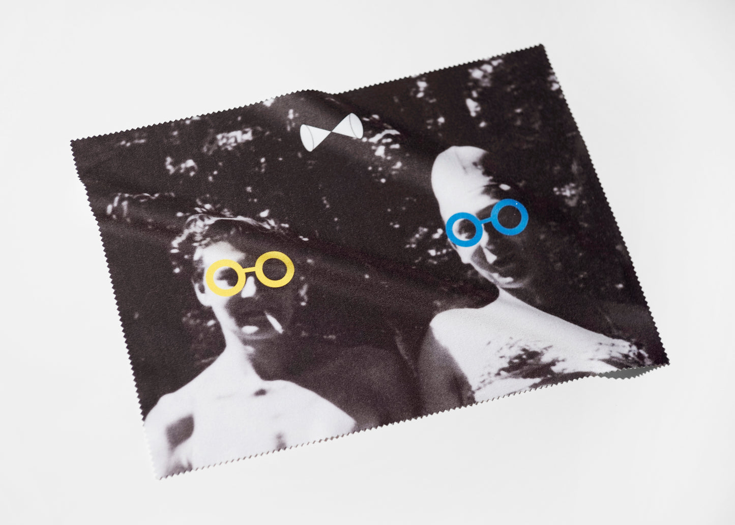 EYEWEAR CLOTH_At pool