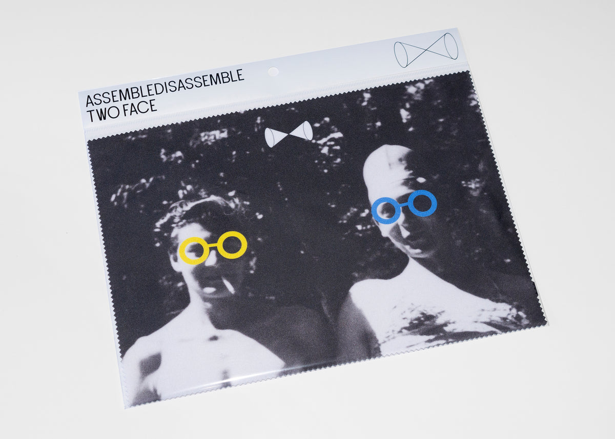 EYEWEAR CLOTH_At pool