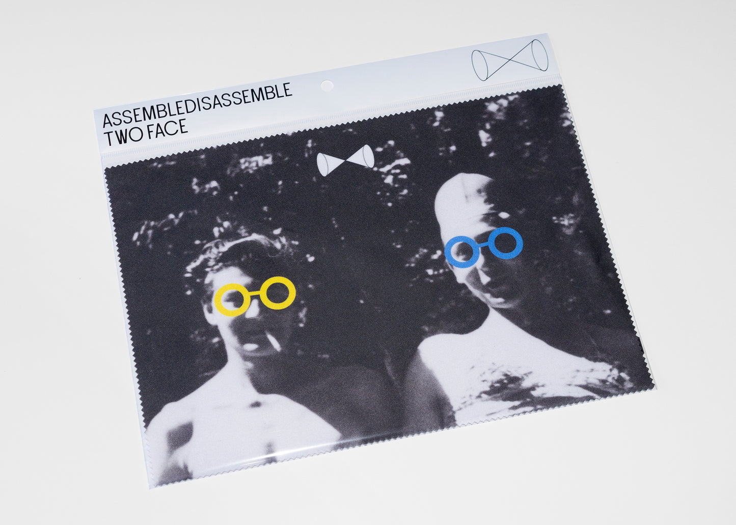 EYEWEAR CLOTH_At pool