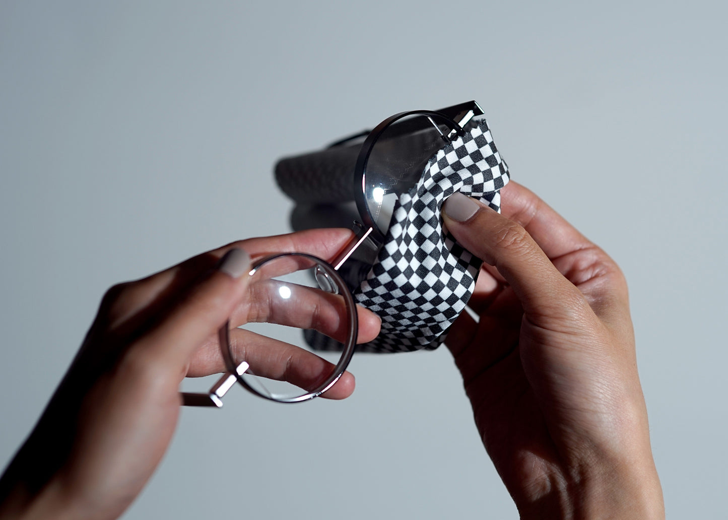 EYEWEAR CLOTH_Woman in hat